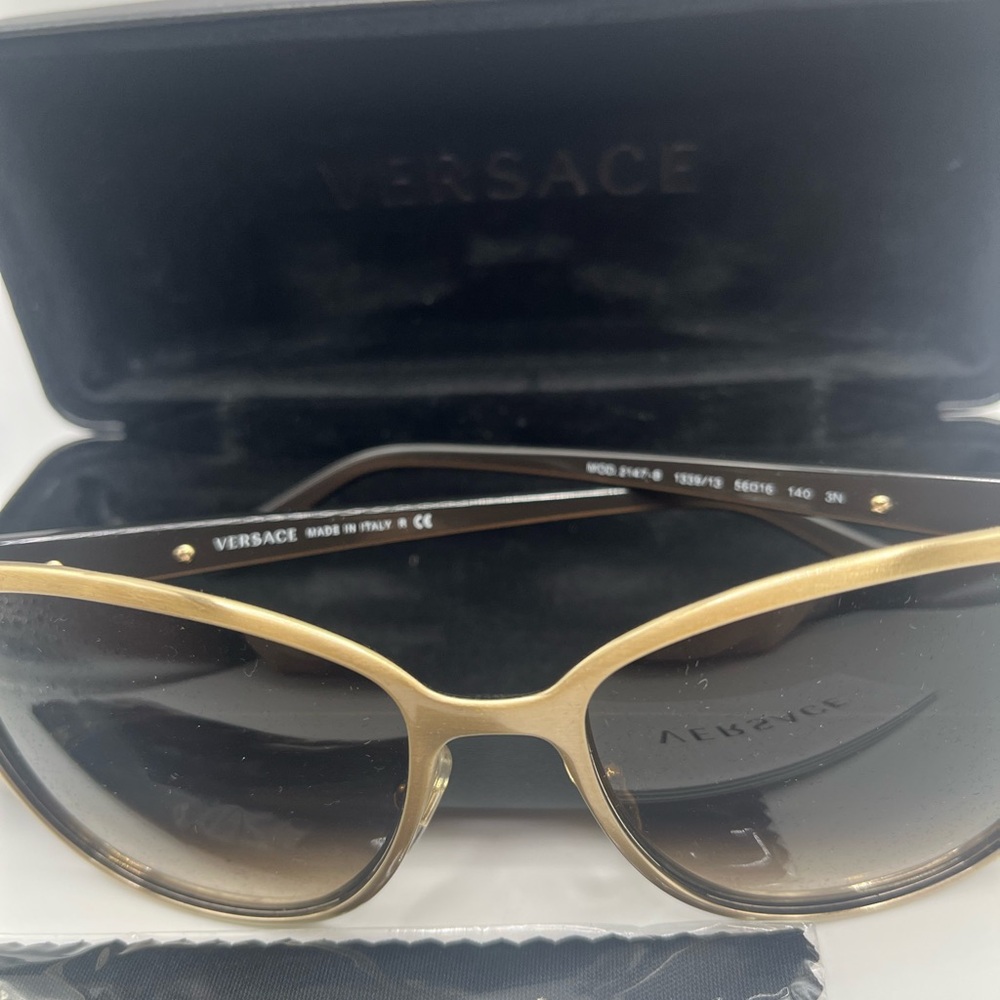 Versace sunglasses like new. With box - Picture 4 of 10